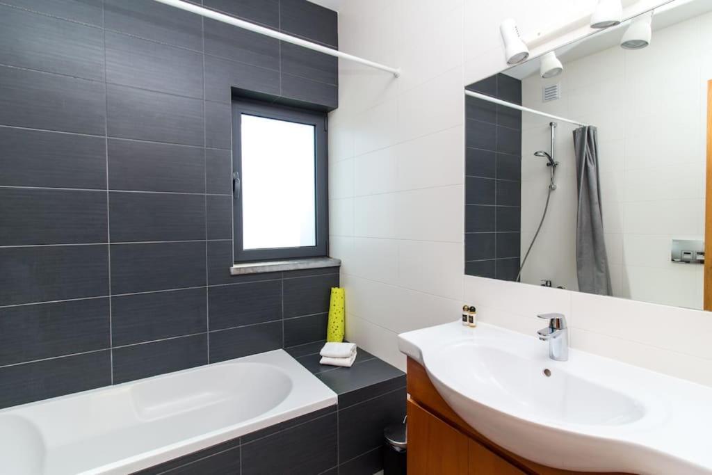Lake Apartment - Pool And Sea View & Tennis Court & Bbq เปรา ภายนอก รูปภาพ